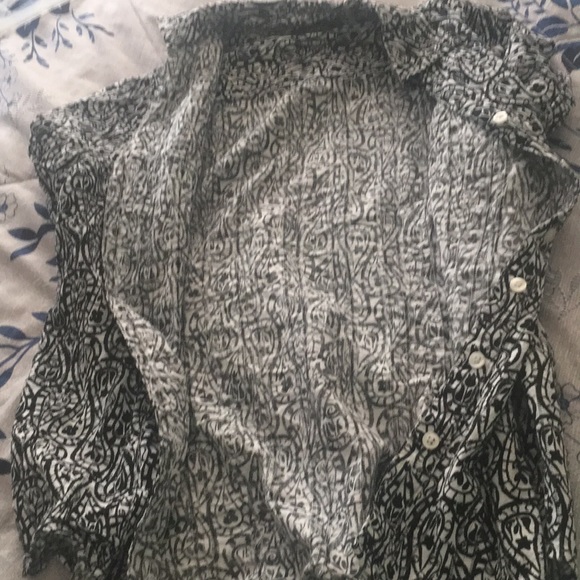 Collared dress shirt with half sleeves, buttons up and has pockets - Picture 2 of 3